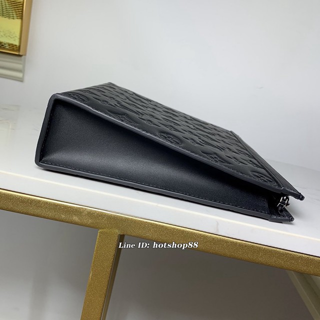 路易威登LV手包 M61692 新壓花 POCHETTE VOYAGE中號手袋 LV黑色壓花皮男士手拿包 xxlv2478